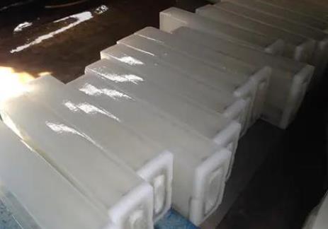 工業(yè)降溫冰塊的原理主要是利用冰的熔化過(guò)程吸收熱量